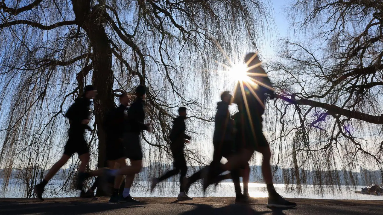 Dass es durch die Klimakrise auch in Deutschland immer wärmer wird, birgt für Sporttreibende besondere Risiken. (Symbolbild) (Foto: Christian Charisius/dpa)