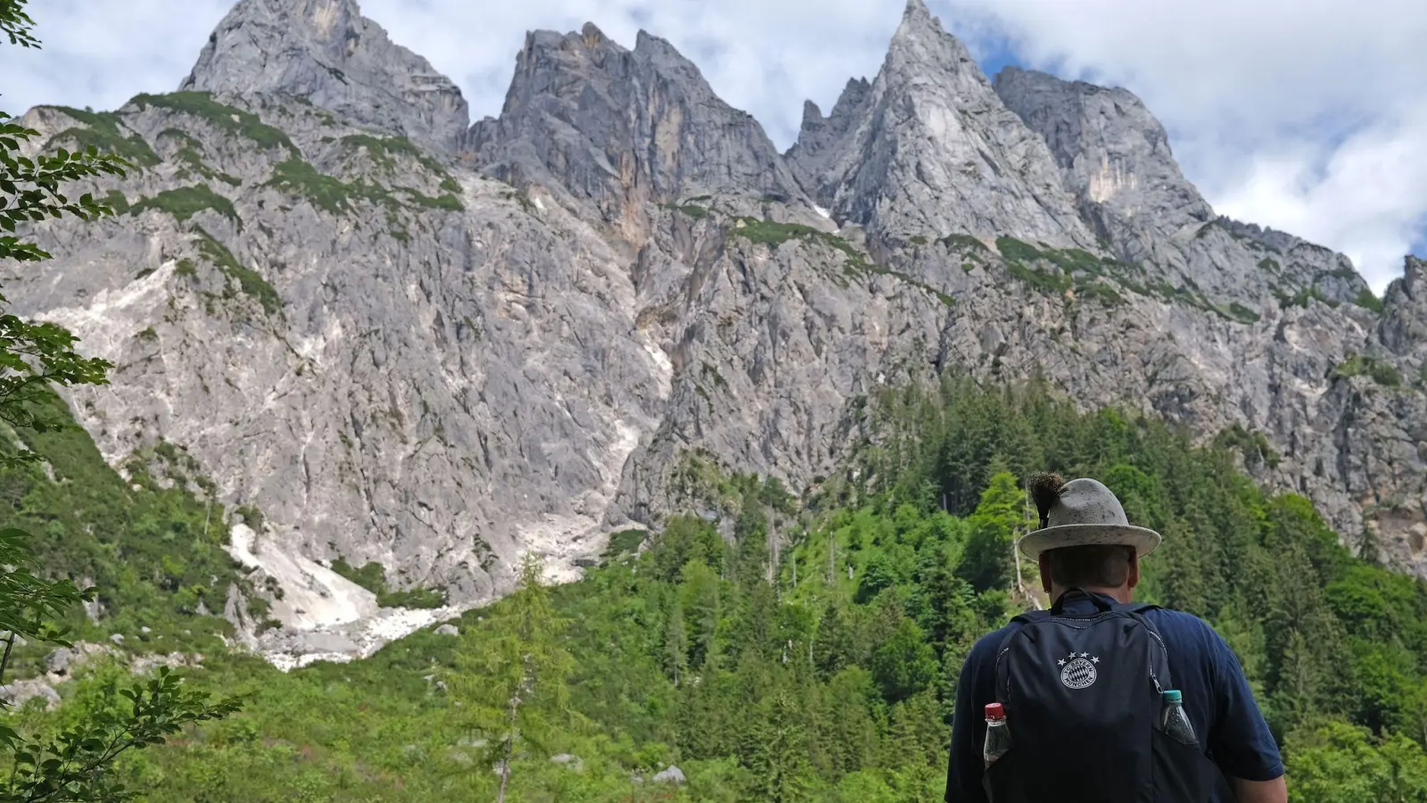 In einem Teil der Berchtesgadener Alpen besteht die Gefahr eines weiteren Felssturzes. (Symbolbild) (Foto: Oliver Berg/dpa)