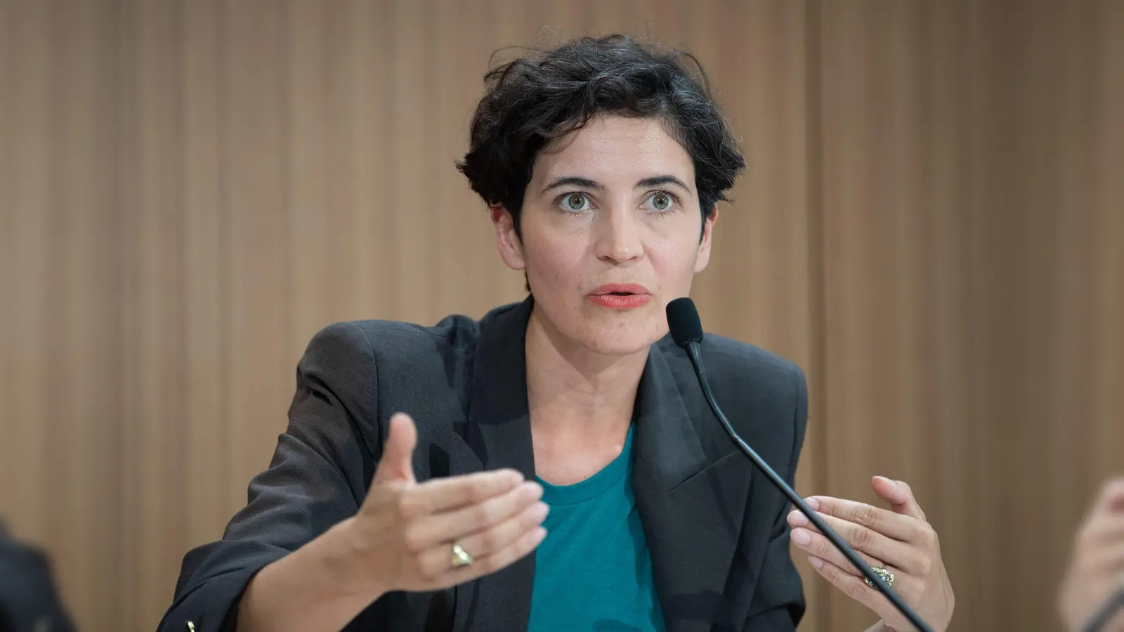 Die Geschäftsführerin von HateAid, einer Hilfsorganisation gegen Hass im Internet, Anna-Lena von Hodenberg, und ihre Kollegin Josephine Ballon sind von der US-Regierung wegen Zensur-Vorwürfen mit Einreiseverboten belegt worden. (Foto: Soeren Stache/dpa)