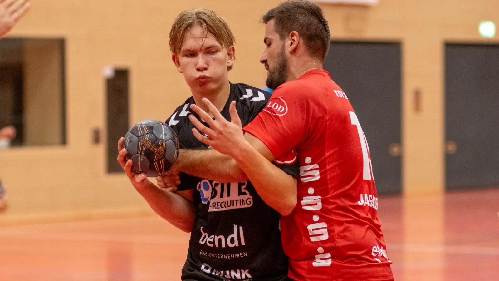 In der Defensive dürfte auf die Rothenburger (in Rot Nedim Jasarevic im Spiel gegen Günzburg) gegen Fürstenfeldbruck Schwerstarbeit zukommen. (Foto: Markus Zahn)