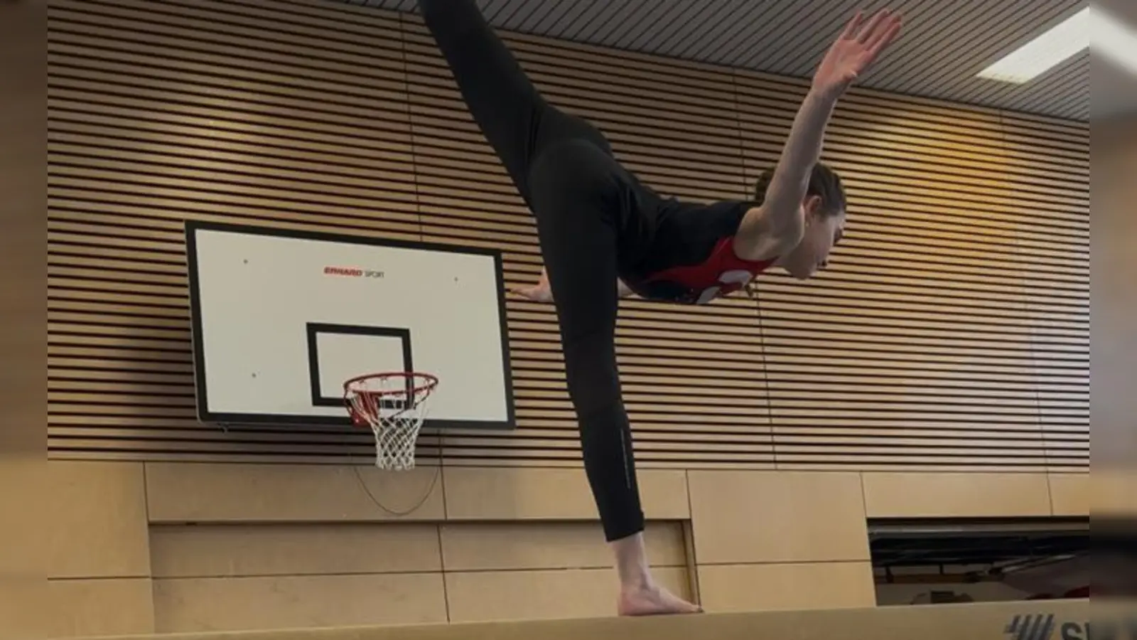 Jasmina Stöger vom TSV Windsbach am Schwebebalken. (Foto: Elisa Geiselseder-Wörlein)