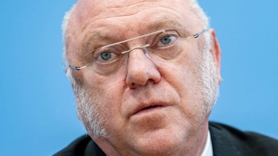 Der Linken-Politiker und Sozialexperte Ulrich Schneider listet in einem Papier mögliche Folgen von geplanten Kürzungen. (Archivbild) (Foto: Fabian Sommer/dpa)