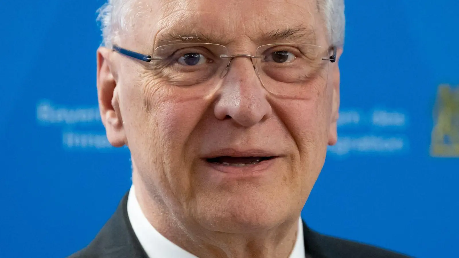 Joachim Herrmann (CSU) ist einer der wichtigsten Minister im Kabinett von Ministerpräsident Markus Söder. Ob er bei der nächsten Landtagswahl nochmals antreten wird, will er aber erst im kommenden Jahr entscheiden. (Archivbild)  (Foto: Sven Hoppe/dpa)