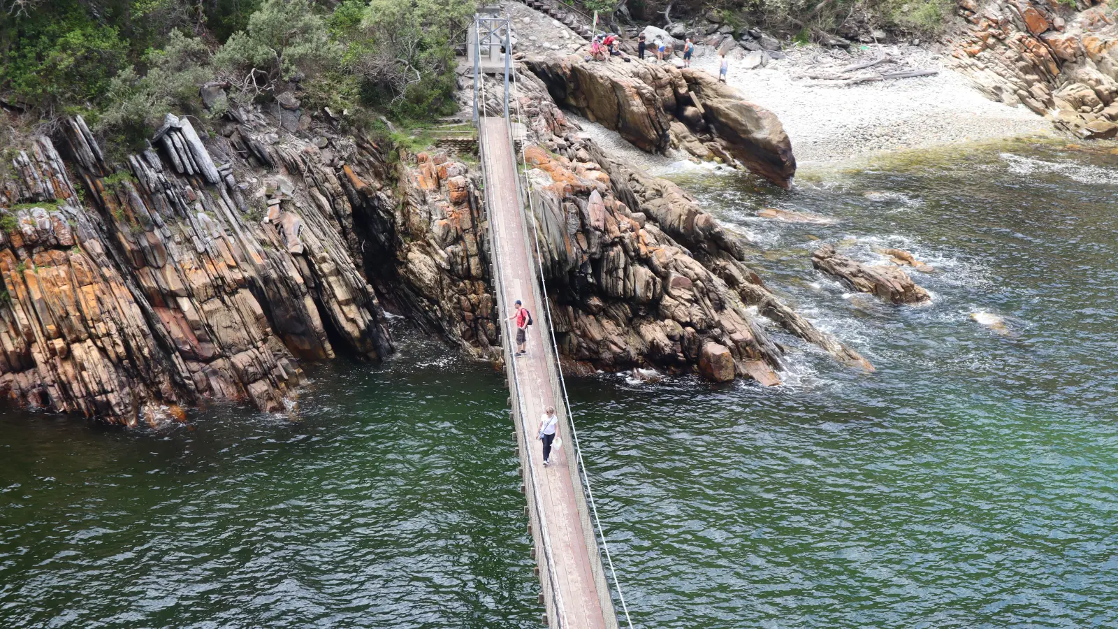 Die Hängebrücke führt über die Mündungsschlucht des Storms Rivers. (Foto: Gudrun Bayer)