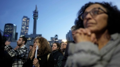 In Israel verfolgten Menschen vergangenes Wochenende die Freilassung dreier Geiseln. (Archivbild) (Foto: Oded Balilty/AP/dpa)