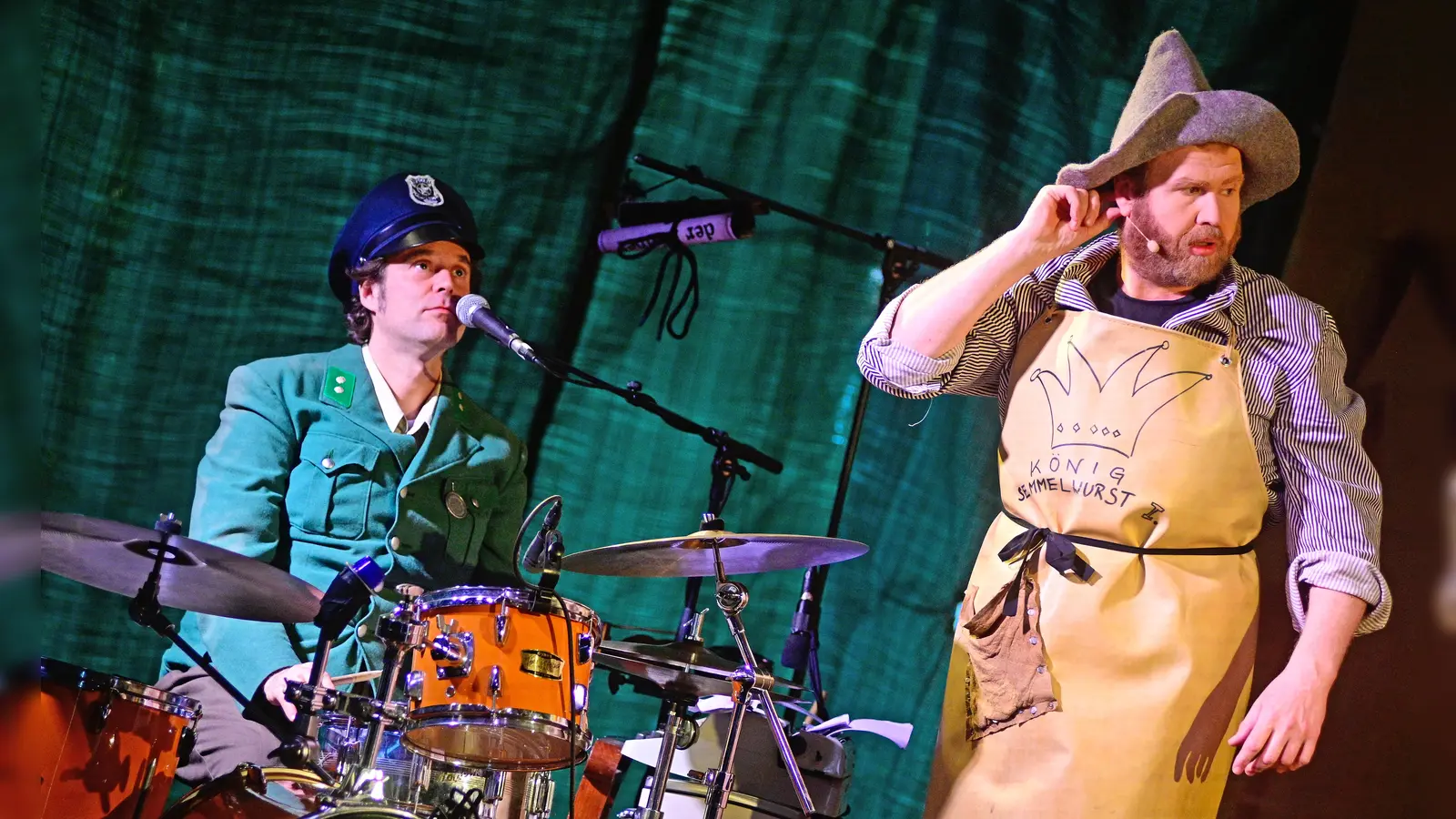 Als König Semmelwurst I. führt der Schauspieler Gabriel Drempetic. Neben ihm sitzt in alter Polizeiuniform der Schlagzeuger Simon Froschauer. (Foto: Jim Albright)