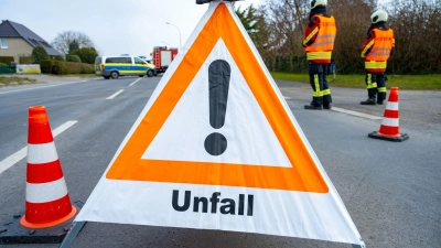 Bei einem Unfall auf der Bundesstraße 470 schrottete ein alkoholisierter Fahrer sein Auto. (Symbolbild: Stefan Sauer/dpa)