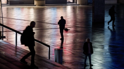 Nicht nur auf der Straße fühlen sich viele Frauen unsicher. (Symbolbild) (Foto: Henning Kaiser/dpa)