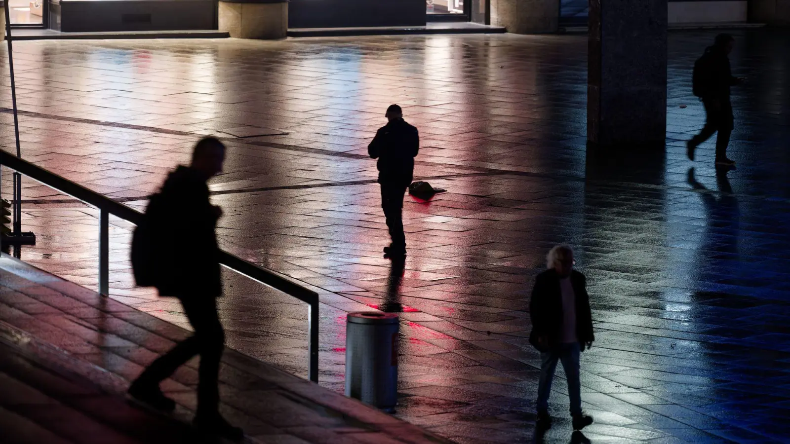 Nicht nur auf der Straße fühlen sich viele Frauen unsicher. (Symbolbild) (Foto: Henning Kaiser/dpa)