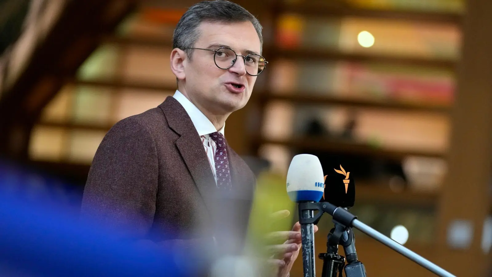 Wenn es keine positive Entscheidung gebe, wäre dies äußerst demotivierend für die Menschen in der Ukraine, warnte Außenminister Dmytro Kuleba in Brüssel. (Foto: Virginia Mayo/AP/dpa)