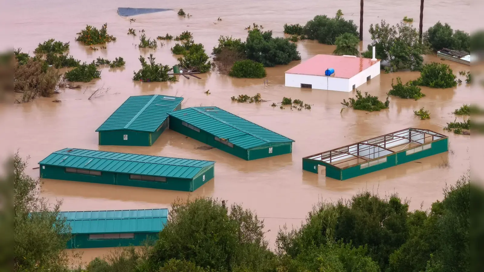Der Atlantiksturm „Leonardo“ hat mit Starkregen und Orkanböen Überschwemmungen in Portugal und wie hier in Südspanien ausgelöst. (Foto: Francisco J. Olmo/EUROPA PRESS/dpa)