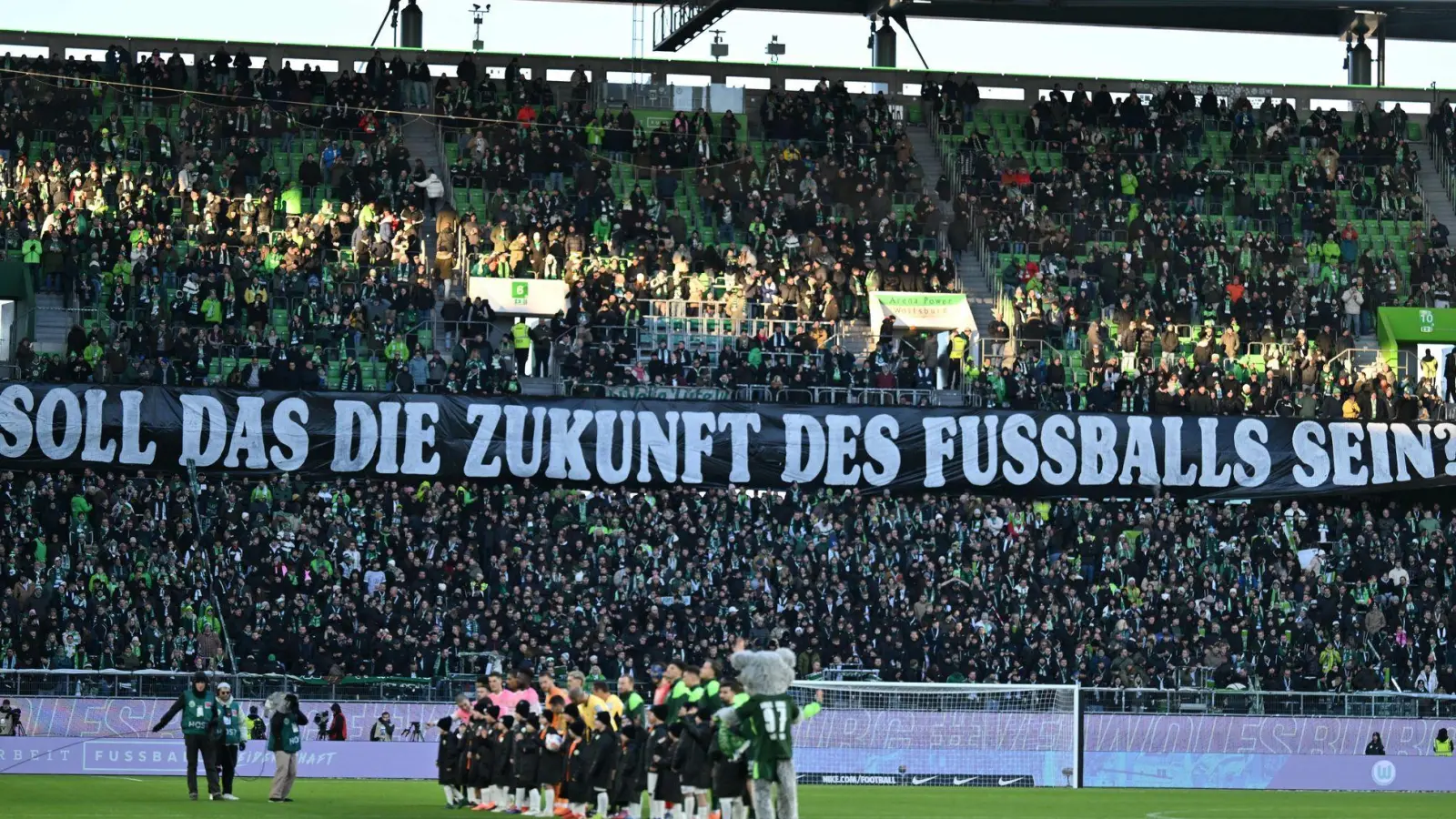 Die organisierten Fans wehren sich gegen geplante Maßnahmen durch die Politik.   (Foto: Swen Pförtner/dpa)