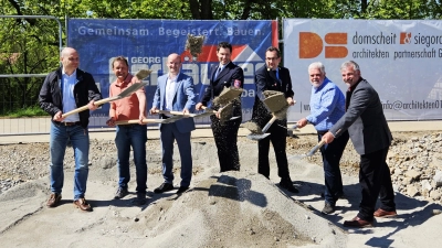 Schon beim Spatenstich war die Vorfreude auf das neue Gerätehaus groß. (Foto: Thomas Müller)