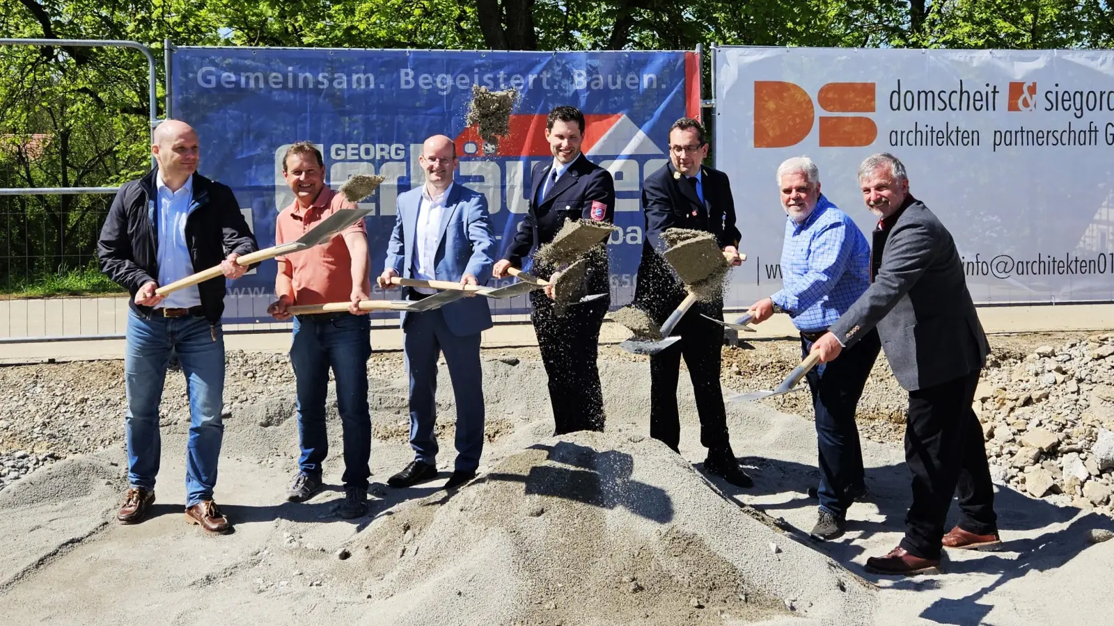 Schon beim Spatenstich war die Vorfreude auf das neue Gerätehaus groß. (Foto: Thomas Müller)
