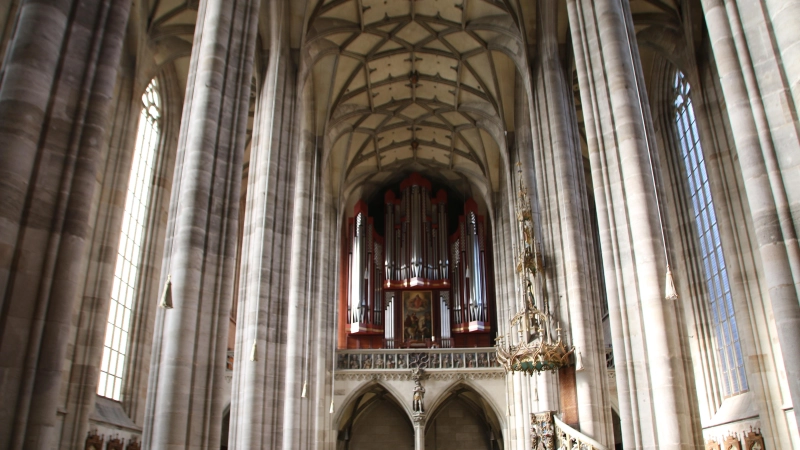 Der Innenraum des Münsters St. Georg mit der Rieger-Orgel. Die spätgotische Anmutung des Kirchenschiffes ist in seiner reinen Form ab dem kommenden Frühjahr zunächst nicht mehr zu erleben. (Foto: Martina Haas)