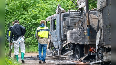 Nach Angaben der Polizei wurden sechs Fahrzeuge beschädigt, vier davon erlitten durch das Feuer einen Totalschaden. (Foto: Peter Kneffel/dpa)