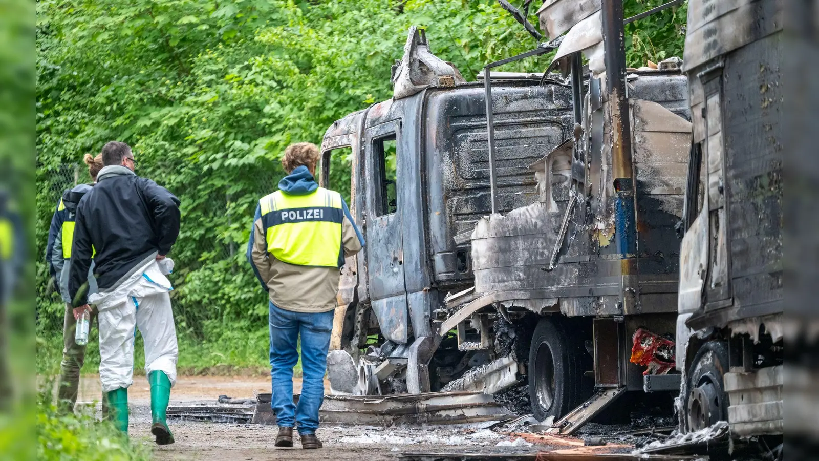Nach Angaben der Polizei wurden sechs Fahrzeuge beschädigt, vier davon erlitten durch das Feuer einen Totalschaden. (Foto: Peter Kneffel/dpa)