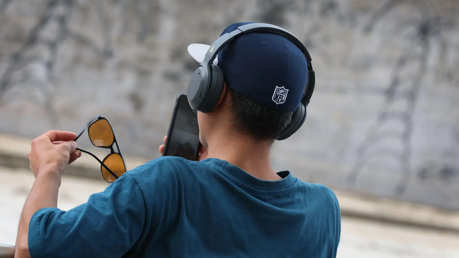Die Nutzung von sozialen Medien selbst steuern und im Rahmen halten? Für Heranwachsende ist das oft überfordernd - umso wichtiger ist, dass die Eltern hier unterstützen.  (Foto: Karl-Josef Hildenbrand/dpa)