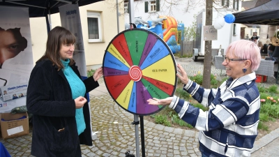 Beim Frühjahrsmarkt in Baudenbach präsentiert sich auch die Fränkische Landeszeitung. Am Stand mit dem Glücksrad sind Chefredakteurin Gudrun Bayer und Anita Dlugoß, Redakteurin in Neustadt (von rechts). (Foto: Stefan Neidl)
