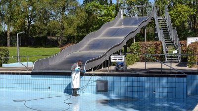 In den vergangenen Wochen hat das Freibad-Team fleißig auf den Saisonstart 2026 hingearbeitet. Unter anderem mussten die Becken umfangreich gereinigt werden.  (Foto: Stadt Feuchtwangen/Rebecca Weber)