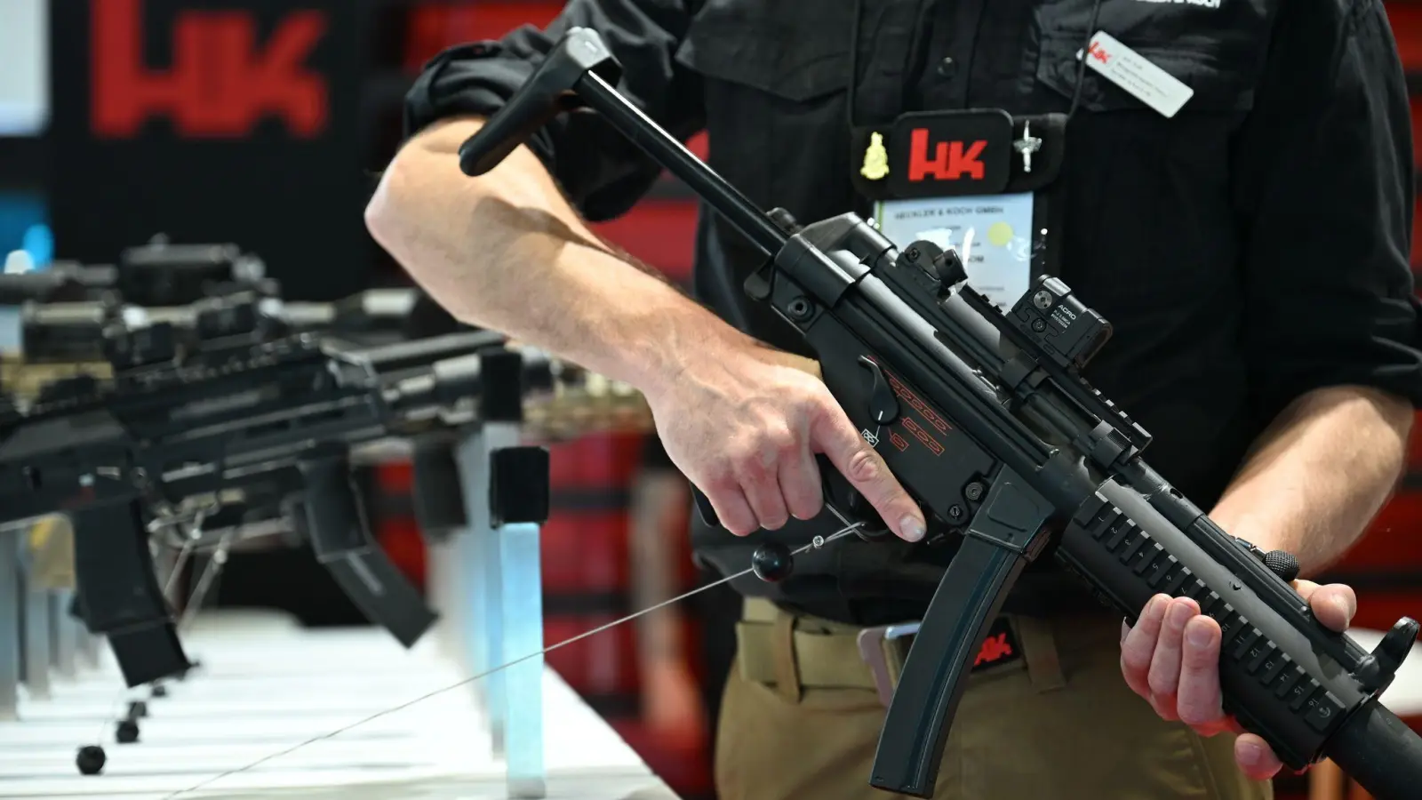 Heckler &amp; Koch macht so viel Umsatz mit seinen Waffenverkäufen wie noch nie. Hier ein Blick auf den HK-Messestand bei der Waffenmesse Eurosatory 2026. (Foto: Wolf von Dewitz/dpa)