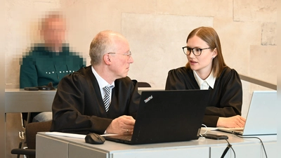 Bernd Hönicka und Dr. Vera Prechtel verteidigen den 47-Jährigen. Er gestand die Tat und entschuldigte sich bei seinem Opfer. (Foto: Luca Paul)
