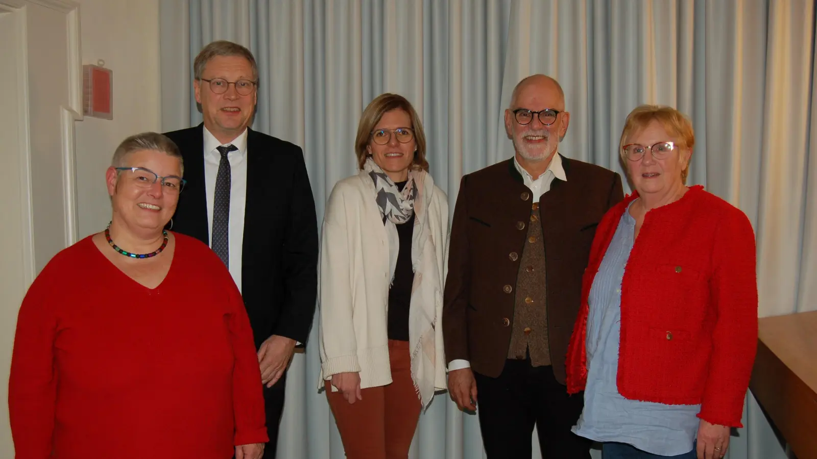 Bei der Herbsttagung zum Ende der Amtszeit der Dinkelsbühler Synode (von links): Uta Lehner, künftige Leiterin des Dreierverbundes, Gunther Reese, Senior des Pfarrkapitels, Präsidiumsmitglied Martina Ganzer, Dekan Uland Spahlinger und Monika Rieß vom Präsidium. (Foto: Markus Weinzierl)