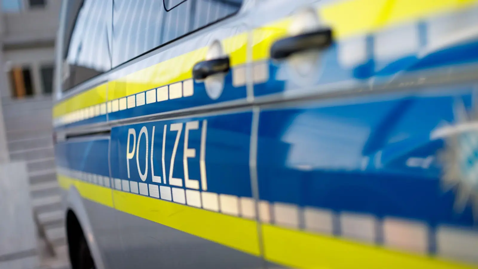 Die Polizei nimmt die Bauarbeiter fest. (Symbolbild) (Foto: Daniel Karmann/dpa)