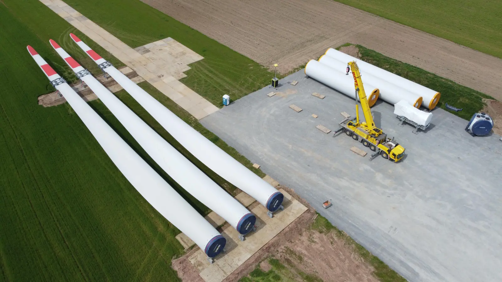 Die Rotorblätter für die zwei Dietenhofener Anlagen des Bürgerwindparks Frankenhöhe sind eingetroffen. (Foto: Yvonne Neckermann)