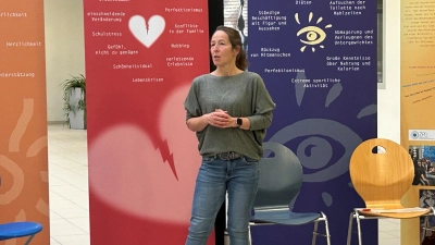 Christine Stöbling beim Vortrag im Schulzentrum Neustadt. (Foto: Carolin Unrath)