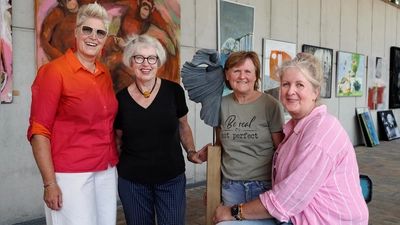 Stellen unter dem Titel „Viererlei” im Zitrushaus des Ansbacher Hofgarten aus (von links): Sonja Rieck, Irmtraud Schmidt-Hartung, Rita Zeller und Heike Flügel. (Foto: Thomas Wirth)