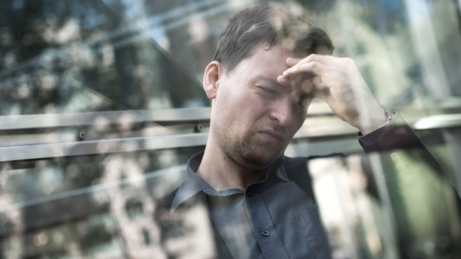 Betroffene einer hochfunktionalen Depression wirken nach außen stabil, gehen zur Arbeit und bewältigen ihren Alltag - innerlich fühlen sie sich jedoch erschöpft und leer. (Foto: Alexander Heinl/dpa-tmn)