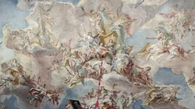 Im Zentrum des frisch restaurierten Deckenfreskos im Festsaal der Ansbacher Residenz thront die Personifikation der „Guten Regierung”&nbsp;– ein typisches Motiv der Barockzeit.  (Foto: Lara Hausleitner)