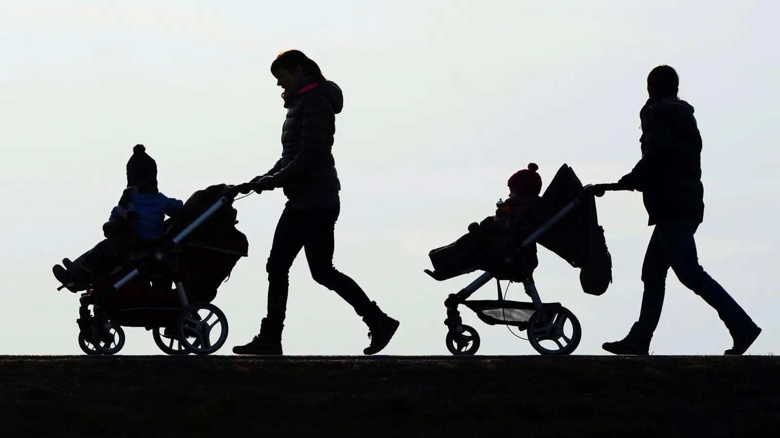 Kinder von Akademikern sind deutlich seltener armutsgefährdet als Kinder von Eltern mit Hauptschulabschluss (Symbolbild). (Foto: Felix Kästle/dpa)