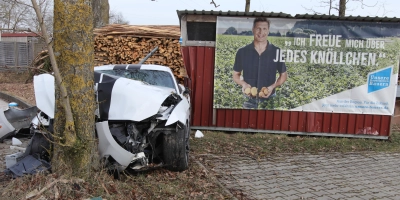 Der bei dem Unfall völlig demolierte Ford Mustang kam unmittelbar neben einem Hofladen in Kurzendorf zum Stehen. (Foto: NEWS5 / Markus Zahn)