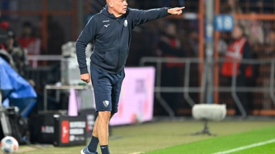 Trotz niedriger Temperaturen mit kurzer Hose: Bochum-Coach Rösler (Foto: Ulrich Hufnagel/dpa)