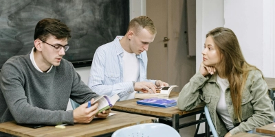 Jugendlichen stehen immer mehr Berufsmöglichkeiten offen, das kann oft überfordernd wirken. Individuelle Fähigkeiten und Interessen sind für die Wahl entscheidend. (Foto: Pexels)