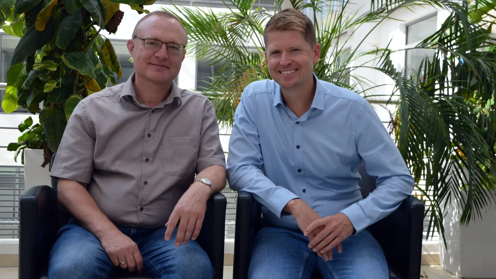 Das neue Führungsduo für das Gymnasium und die FOS an der Uffenheimer CvB: Vize-Schulleiter Johannes Wölfel und der neue CvB-Gesamtschulleiter Philipp Specht (von links). (Foto: Johannes Zimmermann)