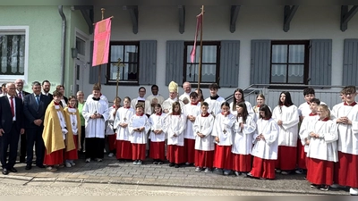 Das Gruppenfoto zeigt Gruppenfoto Bischof Dr. Bertram Meier zusammen mit den Verantwortlichen aus Kirche und Kommune (Foto: Stefan Baumgärtner)