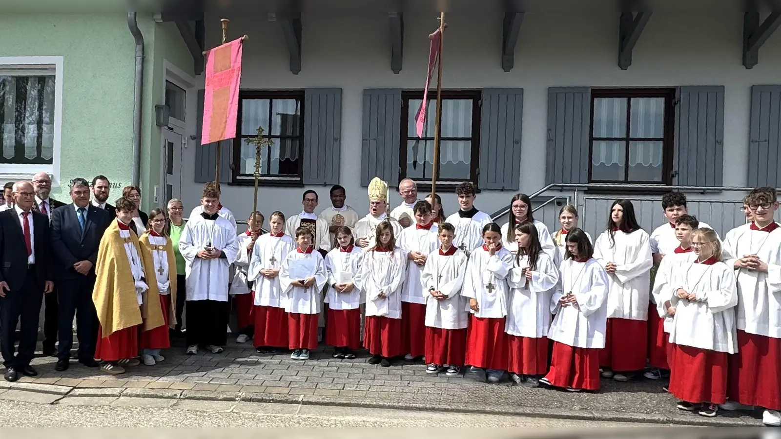 Das Gruppenfoto zeigt Gruppenfoto Bischof Dr. Bertram Meier zusammen mit den Verantwortlichen aus Kirche und Kommune (Foto: Stefan Baumgärtner)