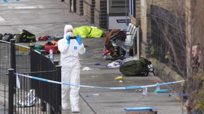 Am Bahnhof der Stadt Huntingdon dauern die Ermittlungen an. (Foto: Joe Giddens/PA Wire/dpa)