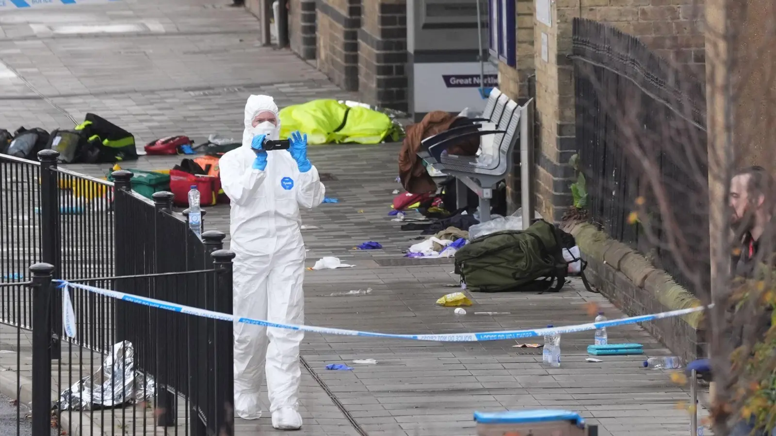 Am Bahnhof der Stadt Huntingdon dauern die Ermittlungen an. (Foto: Joe Giddens/PA Wire/dpa)