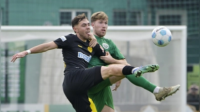 Immer eng am Mann: Der zuverlässige Ansbacher Verteidiger Matthias Hahn (rechts, hier mit dem Bayreuther Jannik Graf) fehlt im nächsten Spiel. (Foto: Martin Rügner)