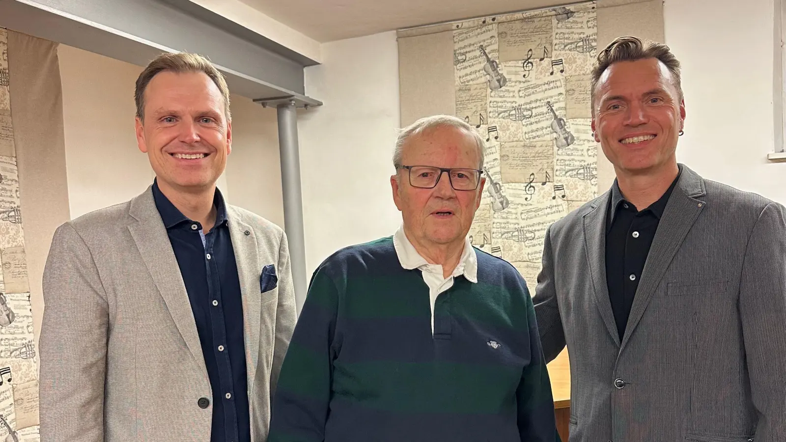 Dr. Christian von Dobschütz (links) löste Dr. Lothar Kabelitz (Mitte) als Vorsitzenden der Musikschule im Landkreis ab. Rechts Musikschulleiter Wolfgang Schniske. (Foto: Veronika Schniske-Falk)