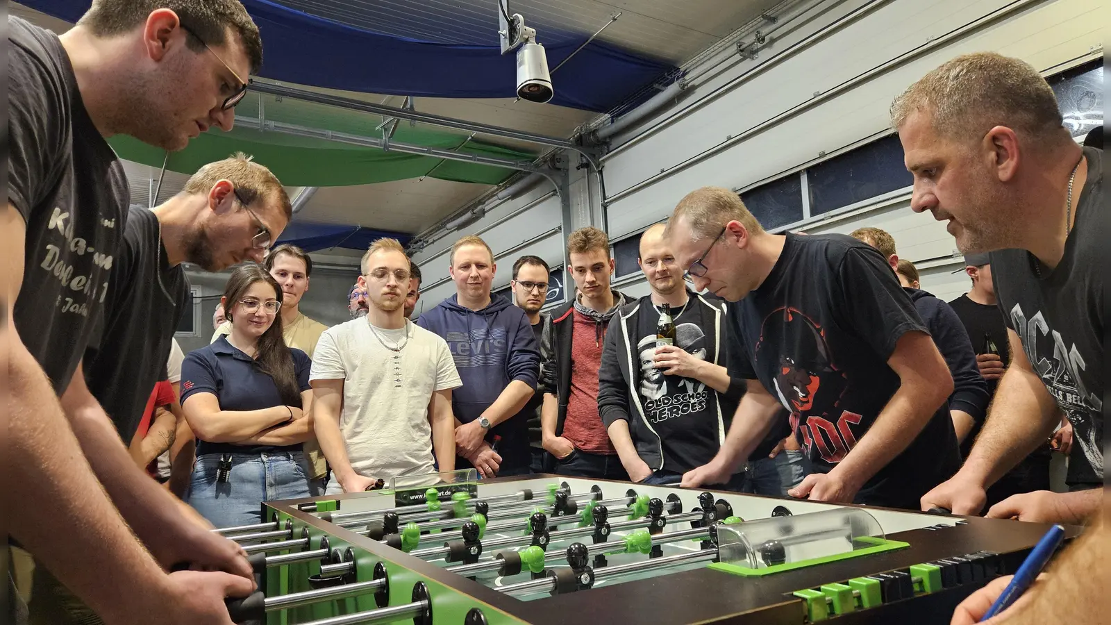 Action an den Stangen: Im Finale siegte das Team „Kurbelwelle“ mit Bernd Soldner (rechts außen) und Michael Großmüller gegen das Team „Dentleiner Jungs“ (links im Bild). (Foto: Claudia Möbus)