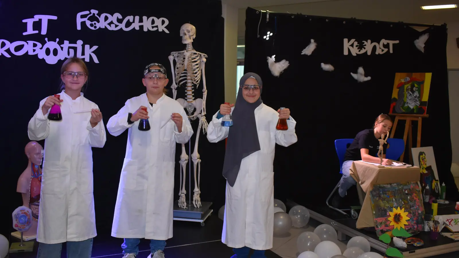 Forschung, IT und Robotik sowie Kunst gehören unter anderem zu den Profilen, die an der Neustädter Realschule gewählt werden können. In lebendigen Standbildern wurde auf sie und auf die Schulsanitäter aufmerksam gemacht. (Foto: Ute Niephaus)