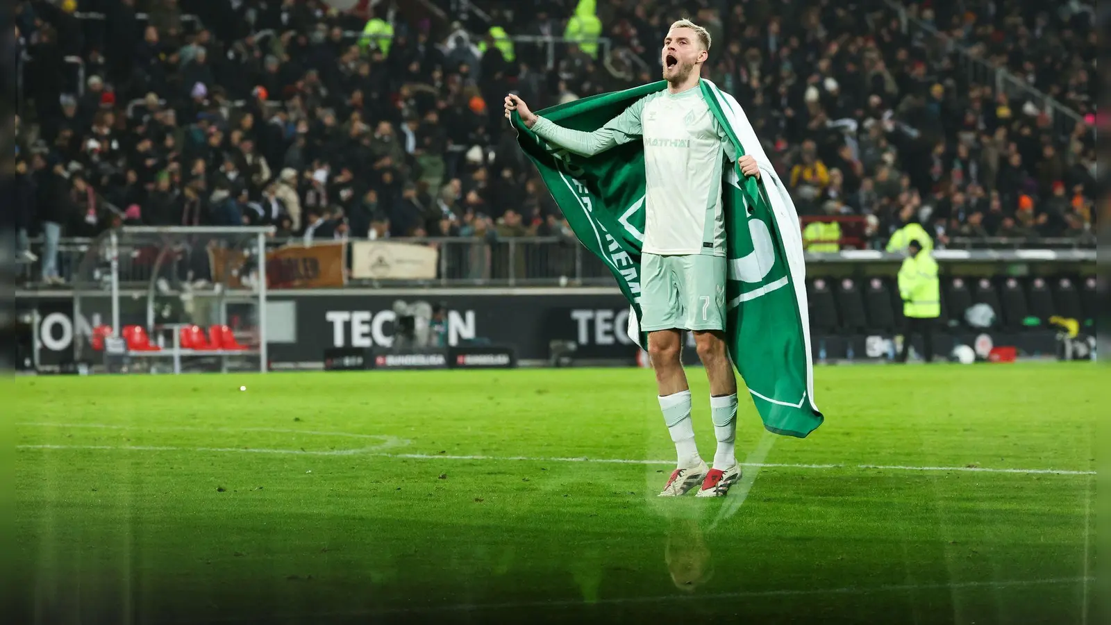 Kann Football-Legende Tom Brady Werder-Stürmer Marvin Ducksch auf die Insel lotsen? (Foto: Christian Charisius/dpa)
