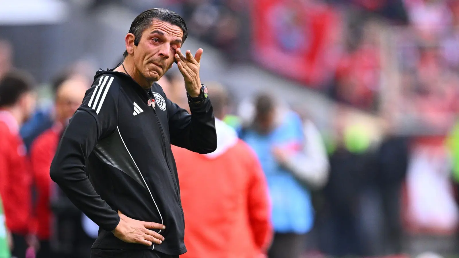 Deniy Aytekin feiert ein emotionales Ende seiner Trainerkarriere (Foto: Tom Weller/dpa)