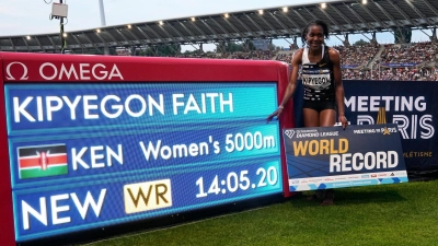 Knackte beim Diamond-League-Meeting in Paris den Weltrekord über 5000 Meter: Faith Kipyegon. (Foto: Michel Euler/AP/dpa)