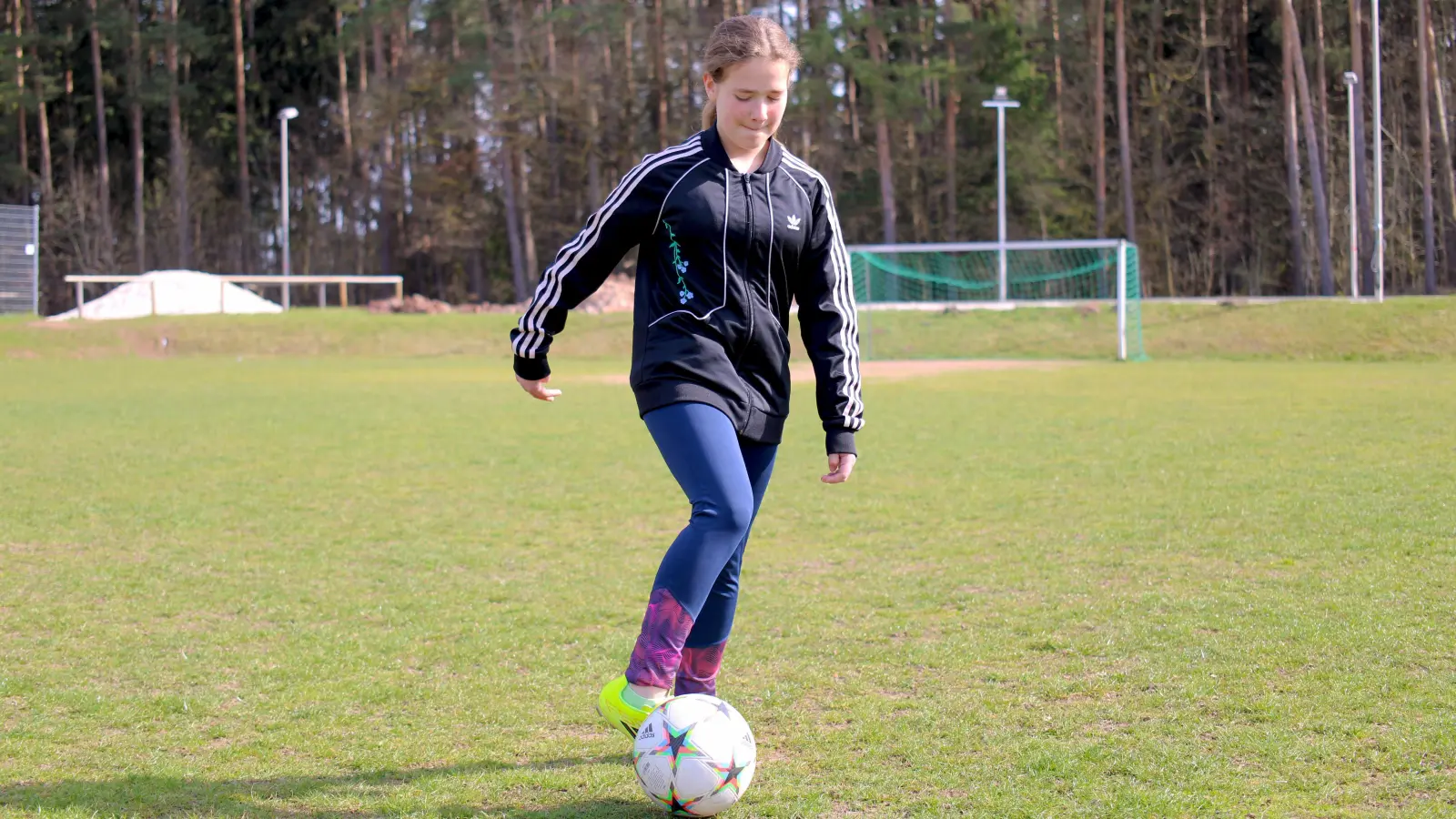 Die Zwölfjährige kickt beim Mädels-Nachwuchs des TSV Brodswinden und in ihrem Heimatverein FC Oberdachstetten bei den Jungs.  (Foto: Constantin Prosch)